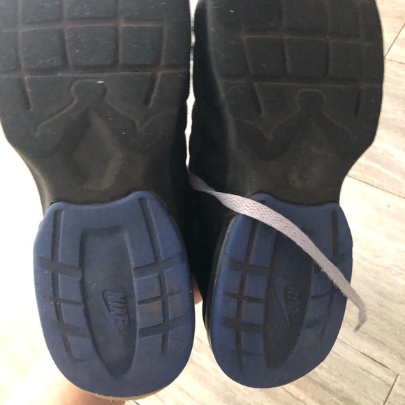 Nike Air Max Invigor Sneakers Shoes Black Wolf Grey Youth Size 4.5 - Picture 3 of 7